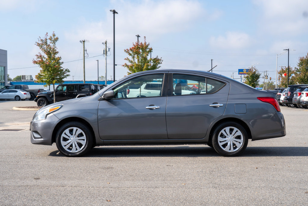 Used 2017 Nissan Versa SV FWD image 4