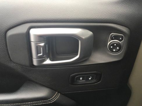 Used 2020 Jeep Gladiator Overland image 9