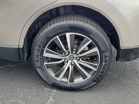 Used 2021 Toyota Venza LE AWD/4WD image 30