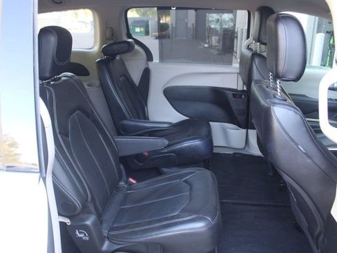 Used 2024 Chrysler Pacifica Touring-L FWD image 15