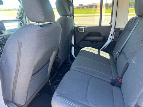 Used 2025 Jeep Wrangler Sahara image 18