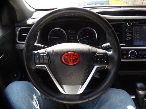 Used 2018 Toyota Highlander XLE image 10