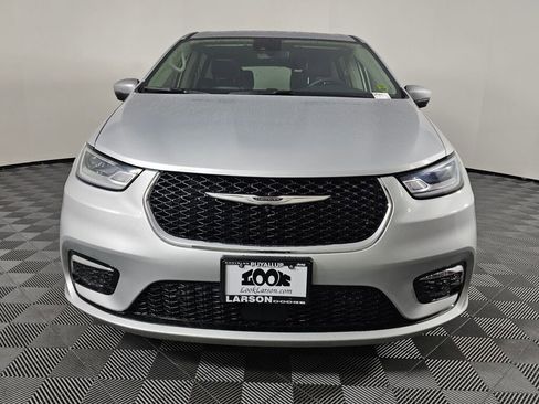 Used 2023 Chrysler Pacifica Touring-L image 8