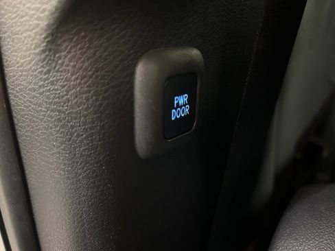 Used 2022 Toyota Sienna XSE image 27