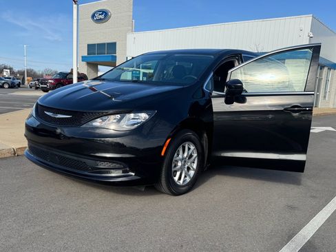 Used 2022 Chrysler Voyager LX FWD image 31