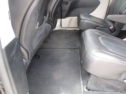 Used 2020 Chrysler Voyager Lxi FWD image 27