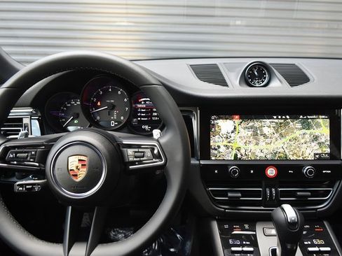 Certified 2025 Porsche Macan image 20