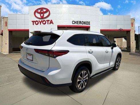 Used 2022 Toyota Highlander XLE FWD image 5