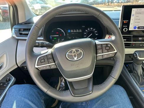 Used 2025 Toyota Sienna XLE image 24