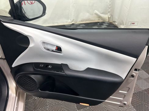 Used 2018 Toyota Prius Prime Premium image 9