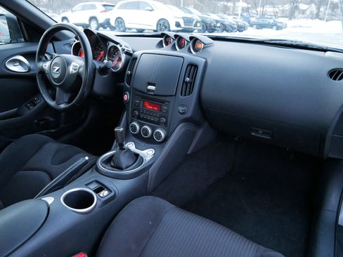 Used 2017 Nissan 370Z Coupe image 10