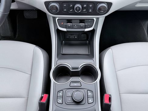Used 2024 GMC Terrain SLT w/ Tech Package FWD image 19