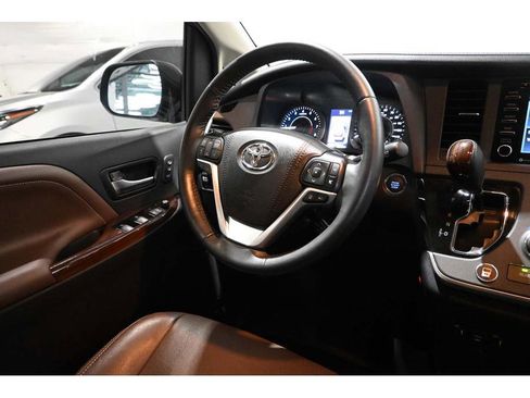 Used 2020 Toyota Sienna Limited Premium FWD image 25