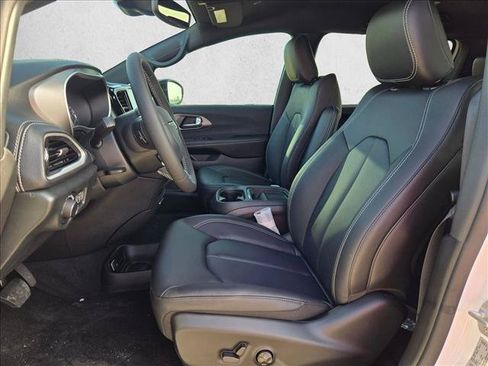 New 2027 Chrysler Pacifica Select FWD image 4