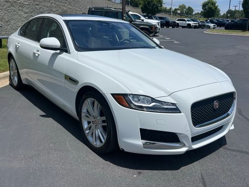 Used 2017 Jaguar XF Prestige RWD image 11