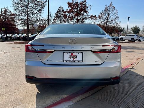 Used 2025 Toyota Camry LE image 7