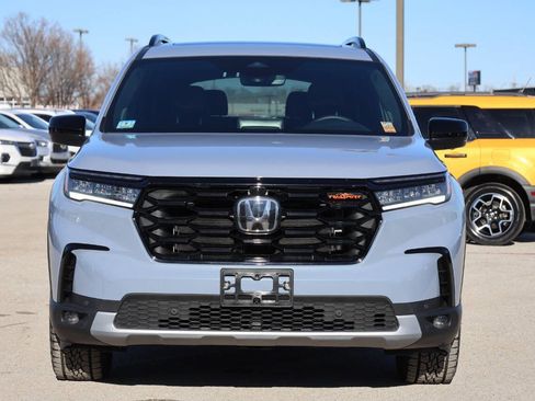 Used 2025 Honda Pilot TrailSport image 2