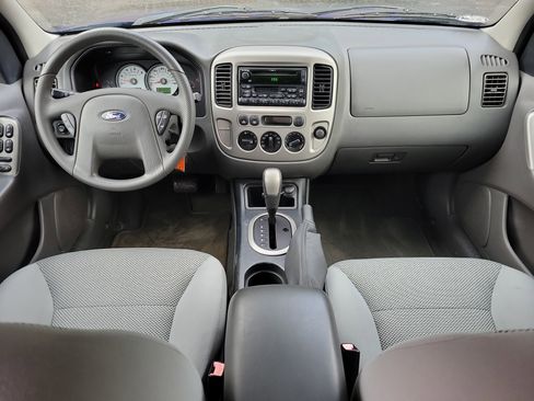 Used 2005 Ford Escape XLT image 10