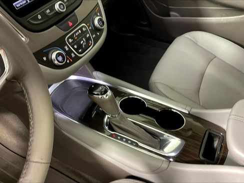 Used 2017 Chevrolet Malibu Premier w/ Driver Confidence Package FWD image 18