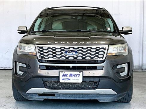 Used 2017 Ford Explorer Platinum image 3