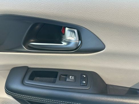 Used 2023 Chrysler Pacifica Touring-L FWD image 20