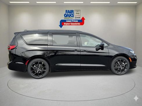 New 2026 Chrysler Pacifica Limited image 5