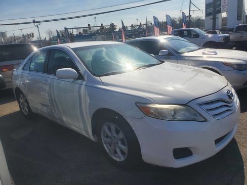 Used 2011 Toyota Camry LE w/ LE Extra-Value Pkg image 4