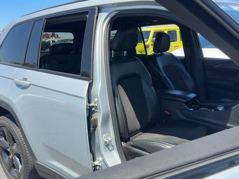 Used 2023 Jeep Grand Cherokee Altitude AWD/4WD image 15