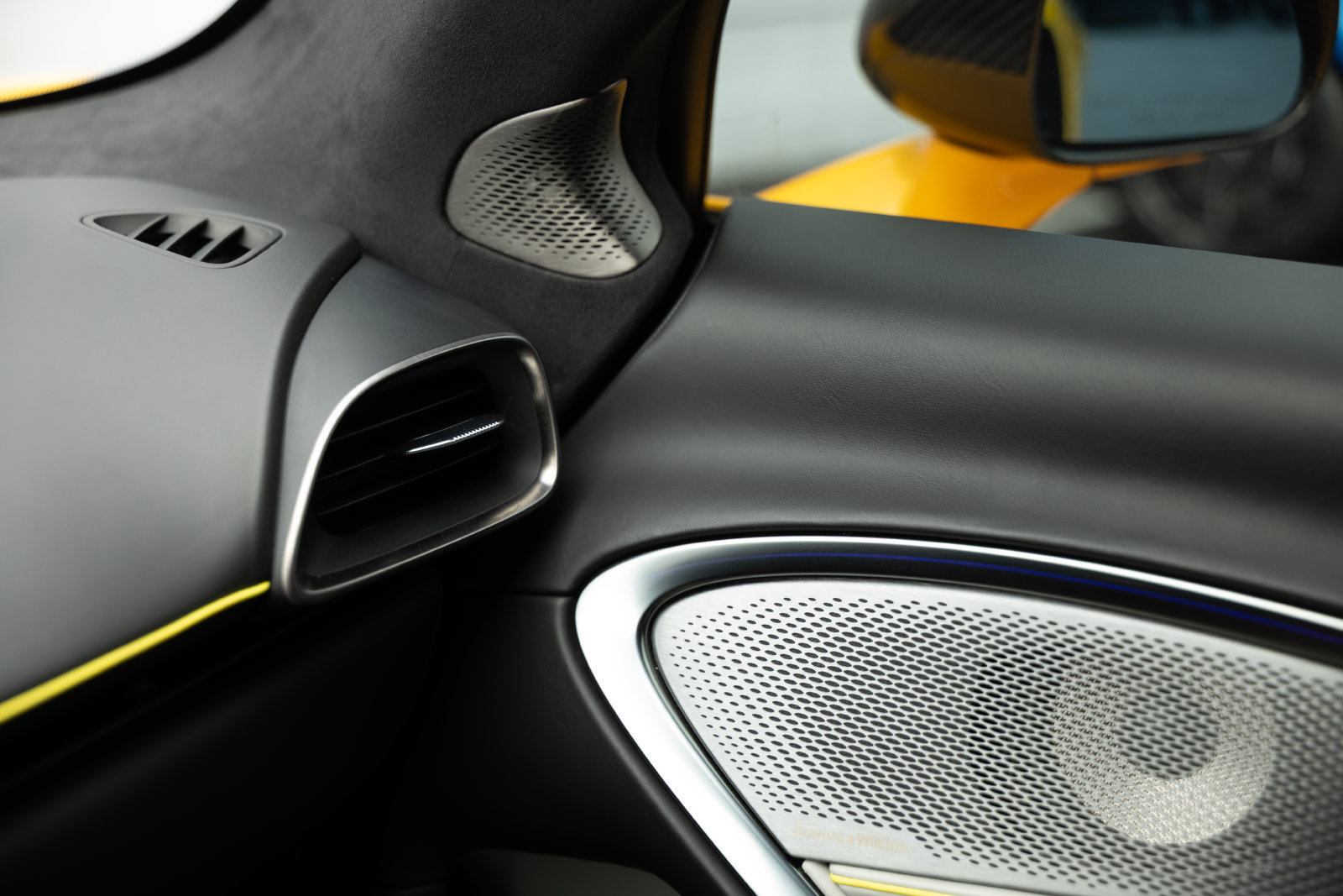 Used 2023 McLaren Artura RWD image 32