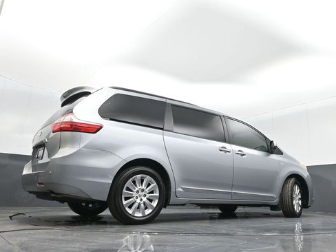 Used 2016 Toyota Sienna XLE image 31