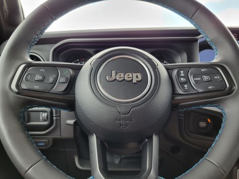 Used 2025 Jeep Wrangler Unlimited Rubicon 4xe w/ Convenience Group AWD/4WD image 11