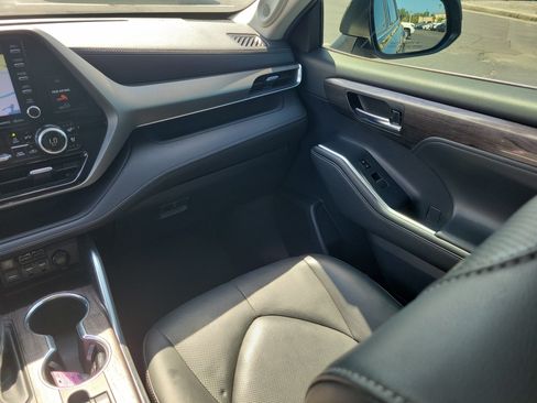 Used 2021 Toyota Highlander Limited FWD image 18