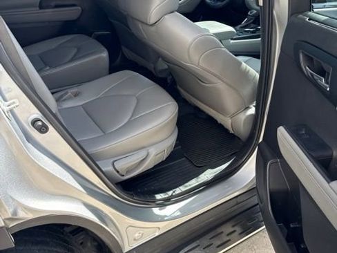Used 2022 Toyota Highlander XLE FWD image 14