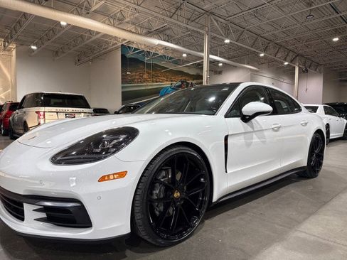 Used 2017 Porsche Panamera image 24