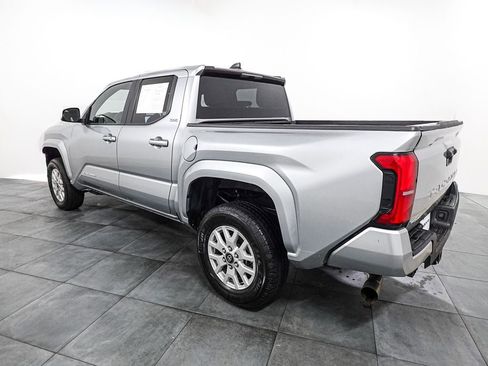 Used 2024 Toyota Tacoma SR5 AWD/4WD image 4