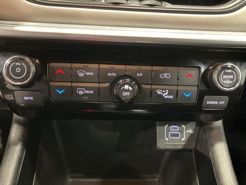 Used 2025 Jeep Compass Limited image 19