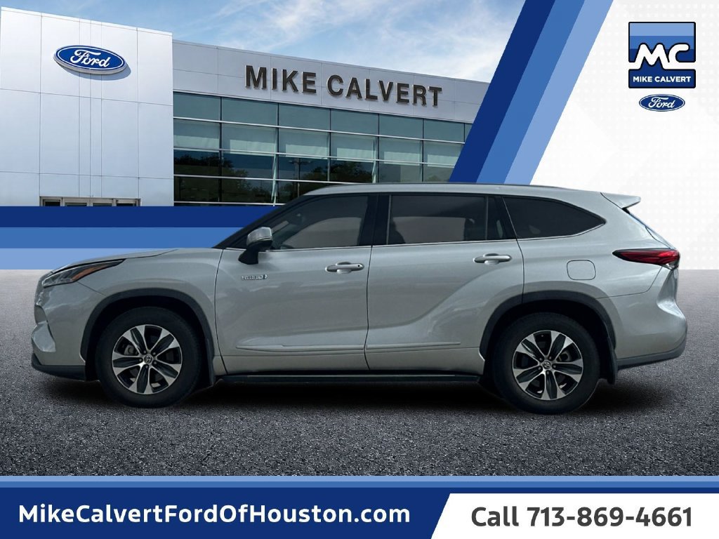Used 2021 Toyota Highlander XLE FWD image 2