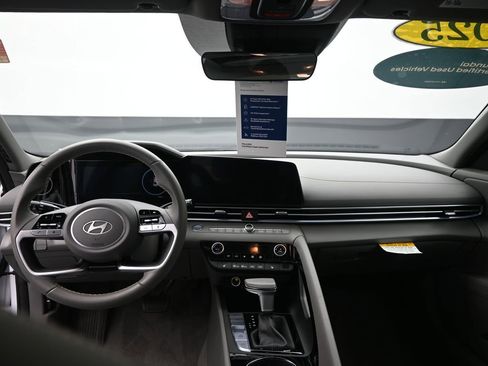 Certified 2025 Hyundai Elantra SEL image 29