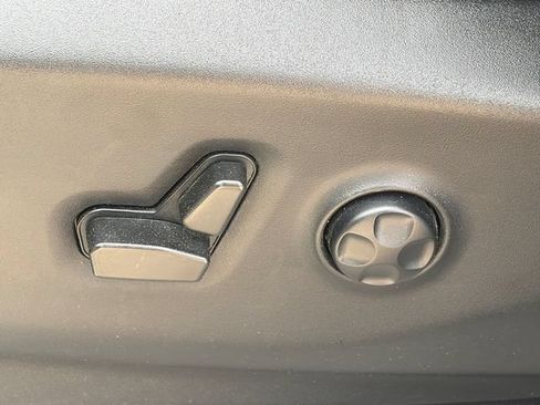 Used 2023 Chrysler Pacifica Touring-L FWD image 15