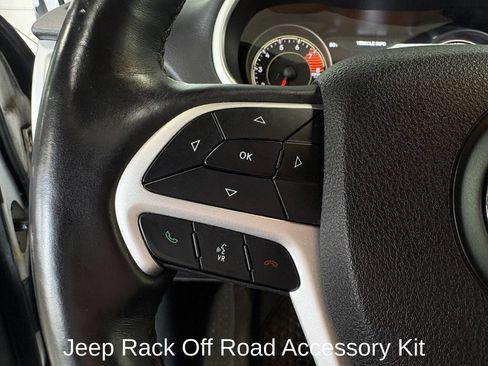 Used 2018 Jeep Cherokee Trailhawk AWD/4WD image 16