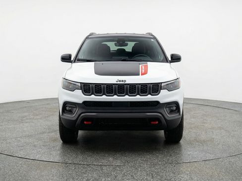Used 2025 Jeep Compass Trailhawk AWD/4WD image 2