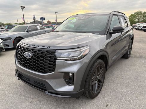 Used 2025 Ford Explorer ST-Line w/ Premium Package image 7