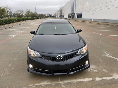 Used 2014 Toyota Camry SE image 2