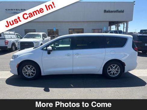 Used 2023 Chrysler Pacifica Touring-L FWD image 2