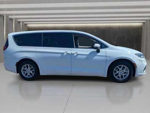 Used 2023 Chrysler Pacifica Touring-L image 7