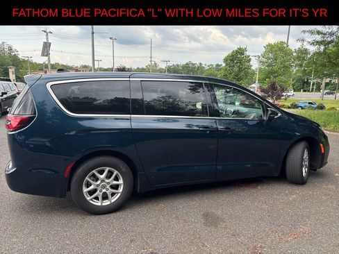 Used 2023 Chrysler Pacifica Touring-L FWD image 4