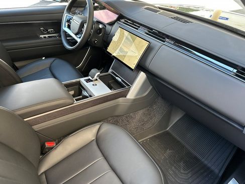 New 2025 Land Rover Range Rover SE image 15