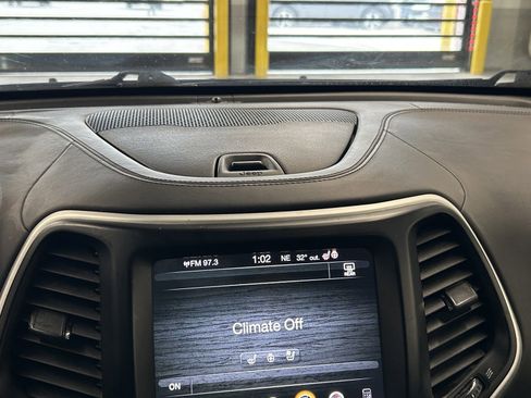 Used 2018 Jeep Cherokee Overland w/ Technology Group image 29