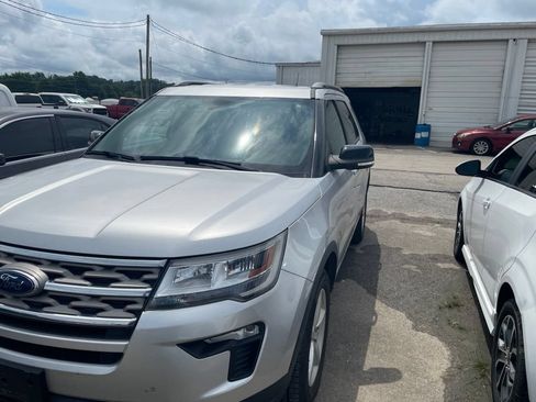 Used 2018 Ford Explorer XLT w/ Equipment Group 201A FWD image 2