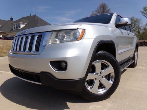 Used 2011 Jeep Grand Cherokee Limited w/ Luxury Group II image 8